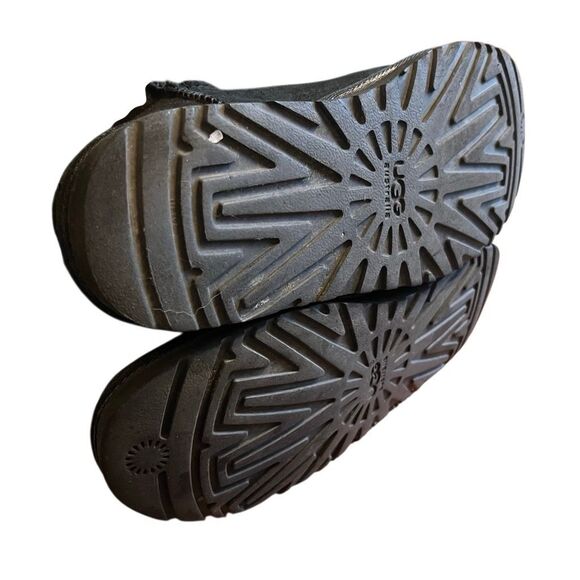 UGG WOMENS Bailey Button Short Boots Size 7 Black Sheepskin Suede Winter Warm - Picture 12 of 13